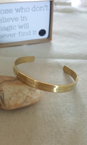 peptalk_bracelet_those_who_dont_believ_in_magic_will_never_find_it_sticktails