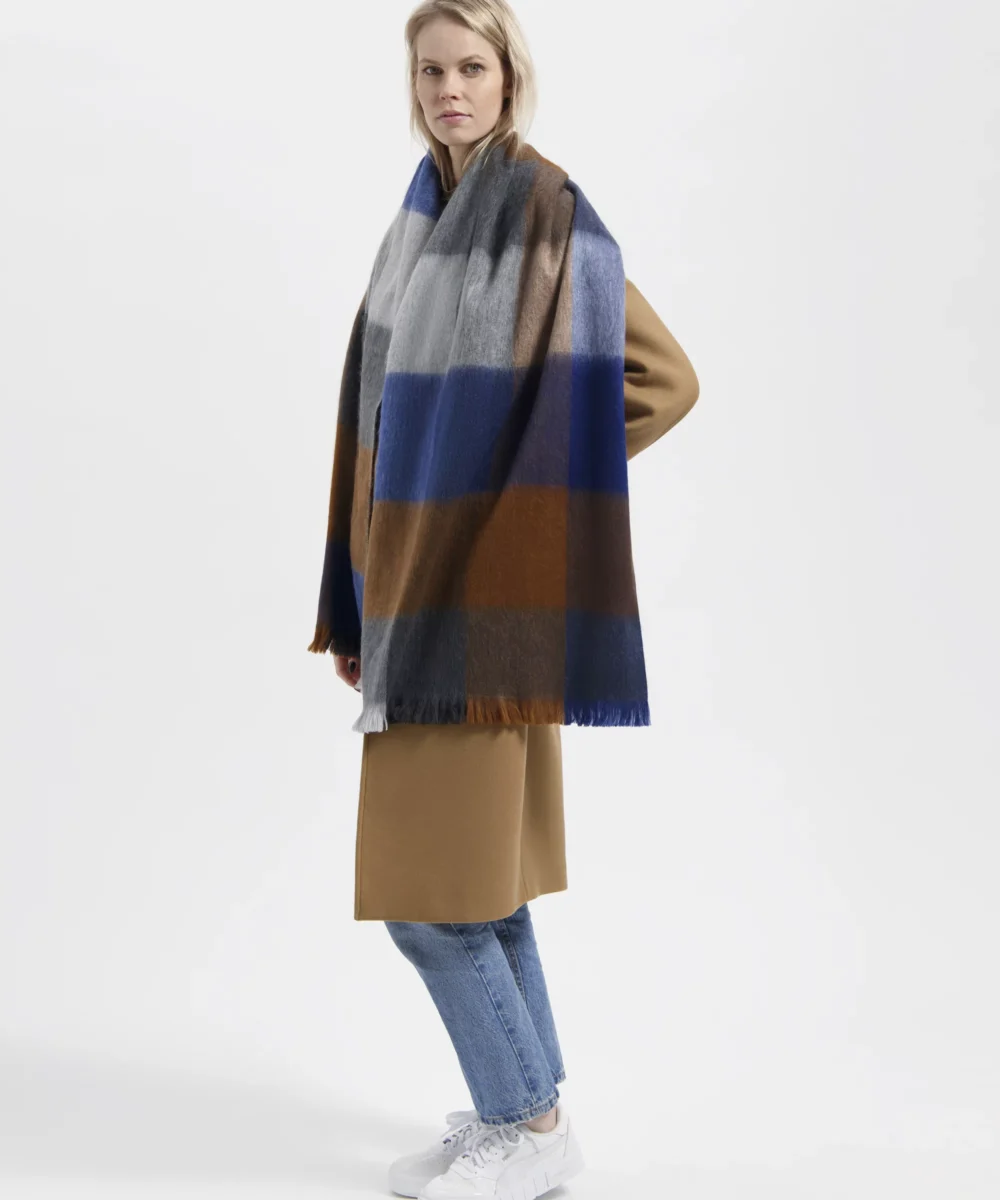 alpaca-loca-sjaal-blocked-cobalt-blue-camel-naturals