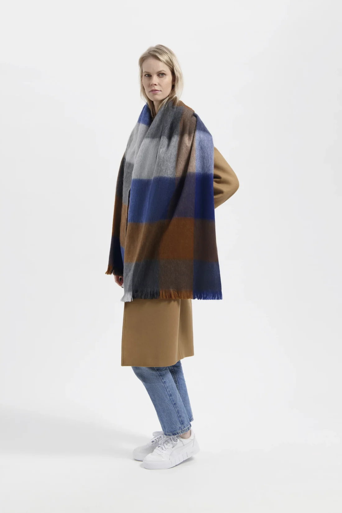 alpaca-loca-sjaal-blocked-cobalt-blue-camel-naturals