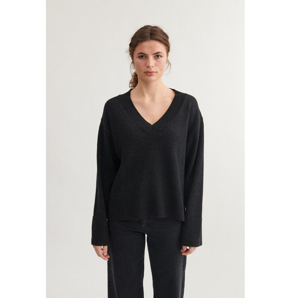 basic-apparel-sweater-cady-v-neck-dark-grey